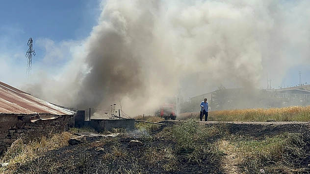 Elazığ'da Ev, Depo ve Bir Araç Alevlere Teslim Oldu