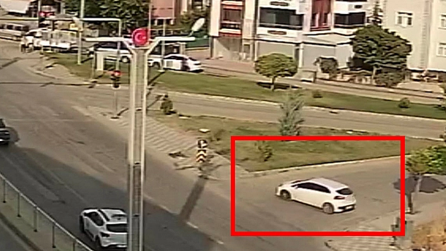 Elazığ'da faciadan dönüldü: El freni çekilmeyen araç tarlaya uçtu