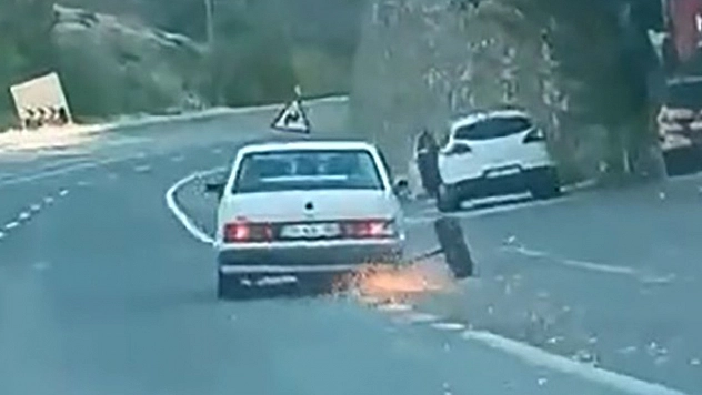Elazığ'da faciaya ramak kaldı! Seyir halindeki aracın tekeri koptu