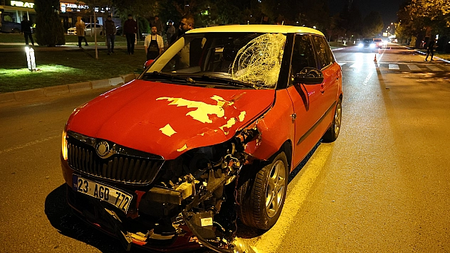 Elazığ'da feci kaza: Yolun karşısına geçmeye çalışan 2 kişi ağır yaralandı