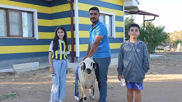 Elazığ'da Fenerbahçeli baba-kız şampiyonluk için adak kestiler