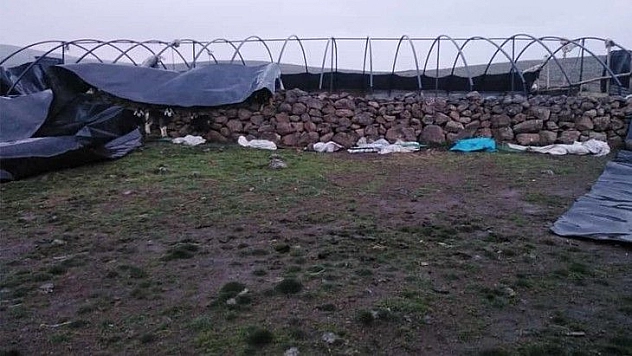 Elazığ'da fırtına direkleri devirdi, çatıları uçurdu 10 kuzu telef oldu