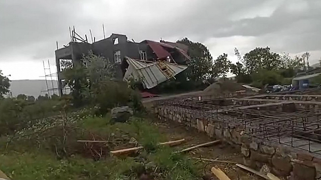 Elazığ'da fırtına evin çatısını uçurdu