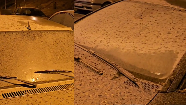 Elazığ'da gece saatlerinde etkili olan toz taşınmalı yağışlar, araçları çamura bürüdü