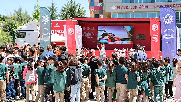 Elazığ'da 'Geleneksel Oyun Tırı' çocukları doyası eğlendirdi