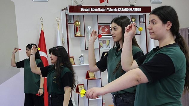 Elazığ'da genç kızların dart sporuna ilgisi artıyor
