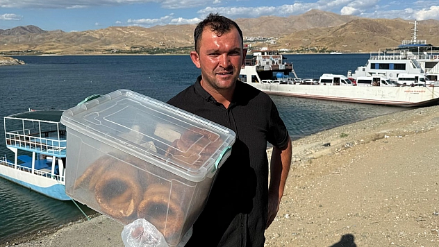 Elazığ'da genç mühendis simit satarak ailesini geçindiriyor