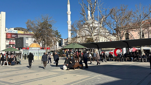 Elazığ'da güneş yüzünü gösterdi, meydanlar dolup taştı