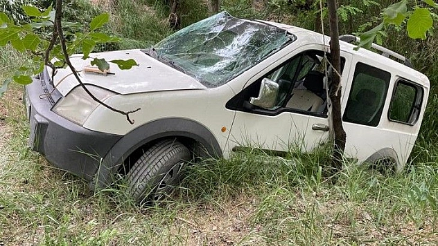 Elazığ'da hafif ticari araç şarampole uçtu: 3 yaralı