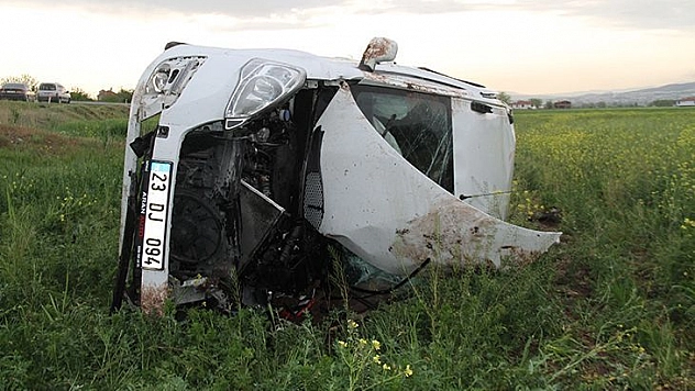 Elazığ'da Hafif Ticari Araç Şarampole Uçtu: 8 Yaralı