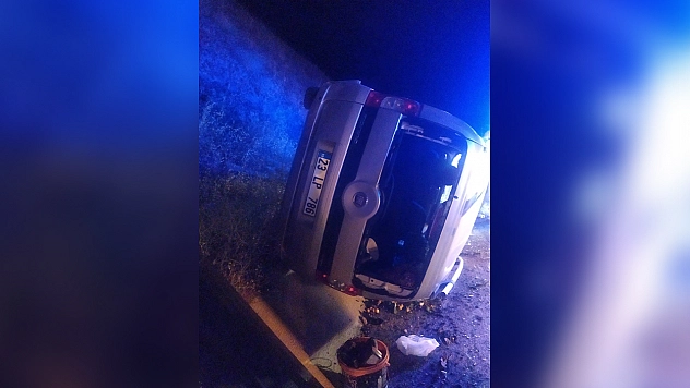 Elazığ'da hafif ticari araç yan yattı: 2 yaralı