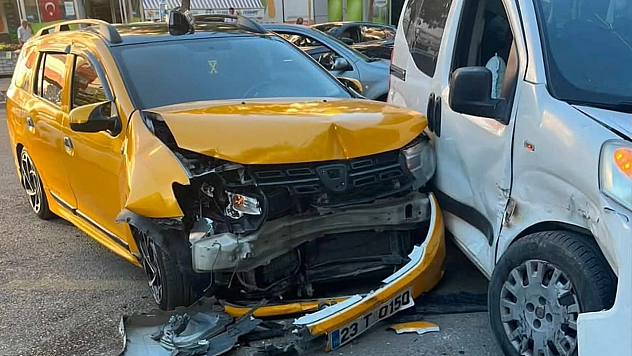 Elazığ'da hafif ticari araçlar çarpıştı: 1 yaralı