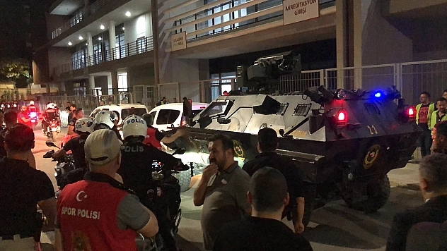 Elazığ'da hakem ve futbolcular zırhlı araçlarla staddan ayrıldı