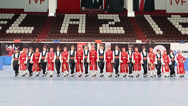 Elazığ'da halk oyunları yarışması renkli görüntüler oluşurdu
