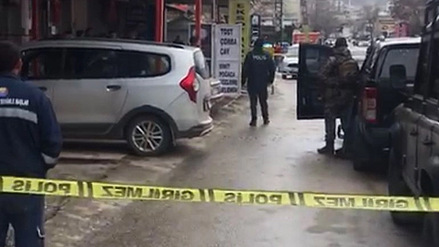 Elazığ'da Hareketli Saatler! Polisten Kaçan Şüpheli Kendini İş Yerine Kilitledi!