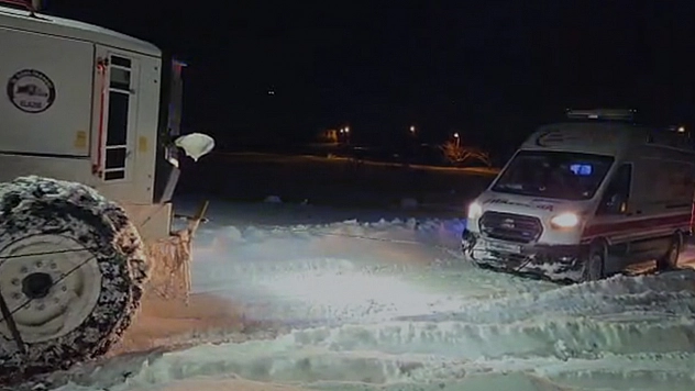 Elazığ'da hasta almaya giderken karda mahsur kalan ambulans kurtarıldı