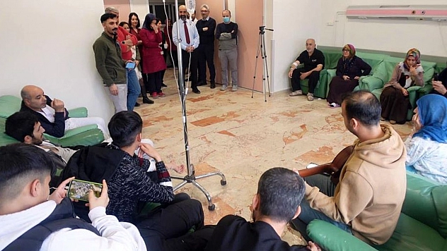 Elazığ'da hastalara müzik dinletisi