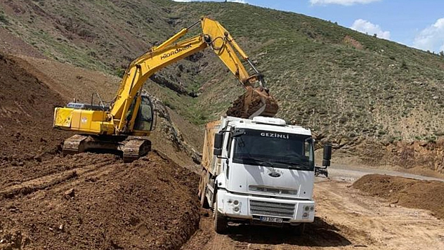 Elazığ'da heyelandan zarar gören köy yolları onarılıyor