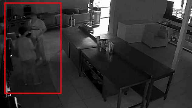 Elazığ'da hırsızlığın böylesi: Önce çaldılar sonra karınlarını doyurdular