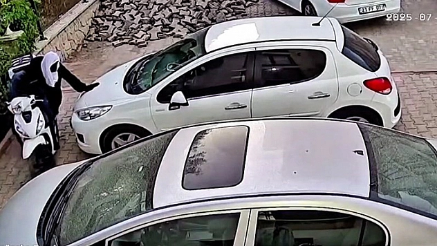 Elazığ'da hırsızlık girişiminde bulunan 2 şahıs kamerada