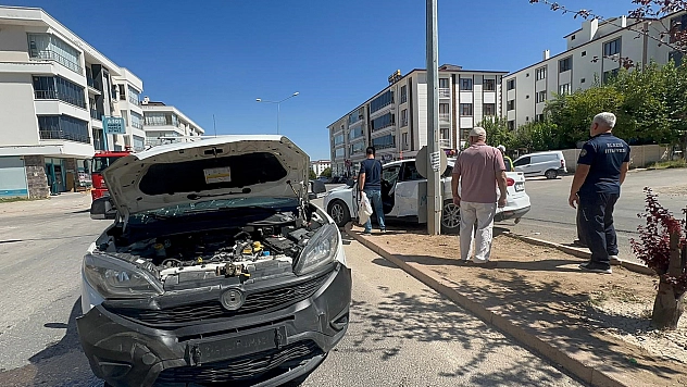 Elazığ'da iki araç çarpıştı: 2 yaralı