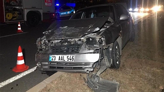 Elazığ'da iki araç çarpıştı, biri refüje çıktı