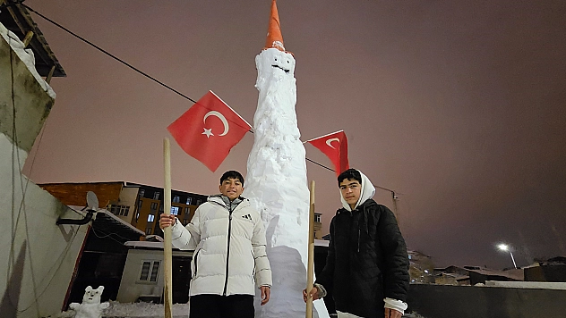 Elazığ'da iki arkadaş 4,5 Metrelik dev kardan adam yaptı