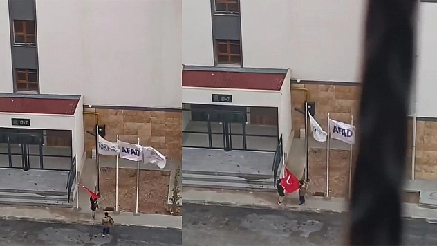 Elazığ'da iki küçük kalpten Türk bayrağına büyük vefa