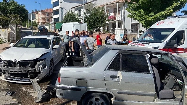 Elazığ'da iki otomobil çarpıştı: 3 yaralı