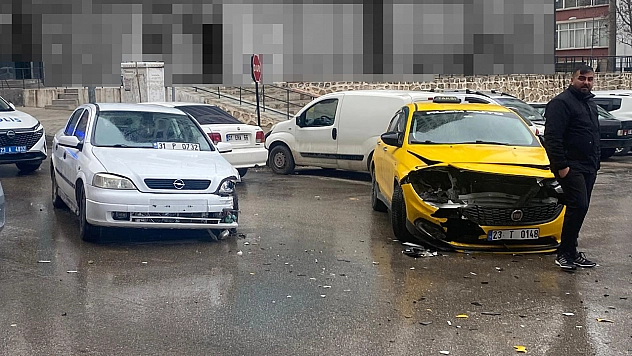 Elazığ'da iki otomobil çarpıştı: 2 Yaralı