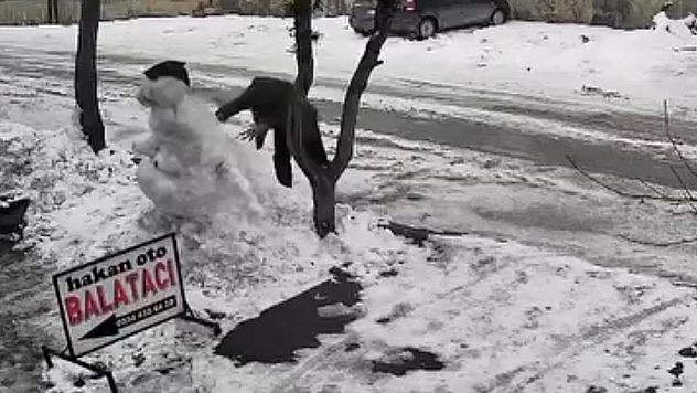 Elazığ'da ilginç anlar! Aracından indi kardan adamı yıkıp gitti