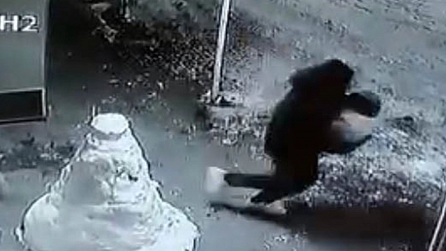 Elazığ'da ilginç hırsızlık: Kardan adamın kafasını alıp kaçtı