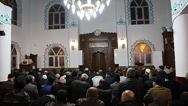 Elazığ'da ilk teravih coşkusu: Camilerde yoğunluk yaşandı