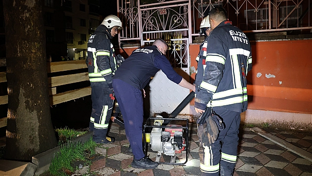 Elazığ'da inşaat temeline dolan yağmur suyu ekiplerce tahliye edildi