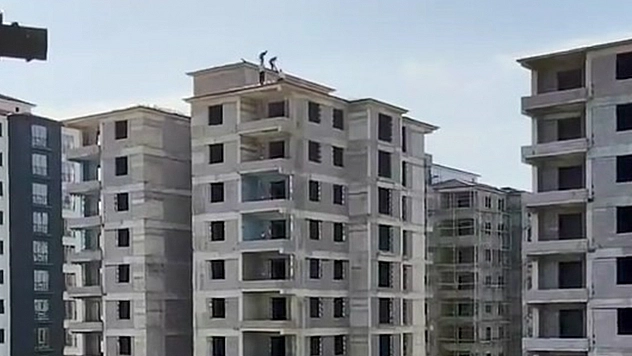 Elazığ'da inşaatta tedbirsiz çatı çalışması korkuttu