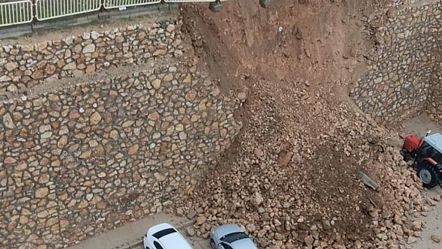 Elazığ'da İstinat Duvarı Çöktü!