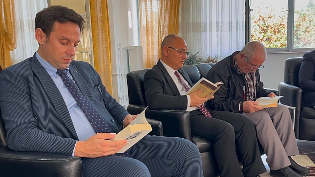 Elazığ'da 'İyilik Var' buluşması: Huzurevi sakinleriyle kitap okudular