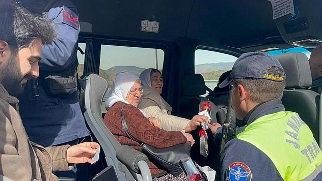 Elazığ'da Jandarma kadınlara karanfil verdi