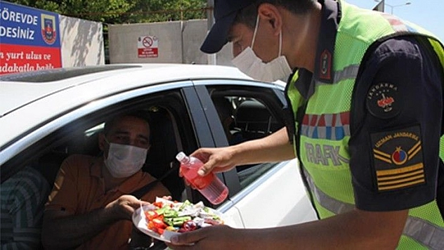 Elazığ'da jandarmadan bayramda şeker ve kolonyalı uygulama
