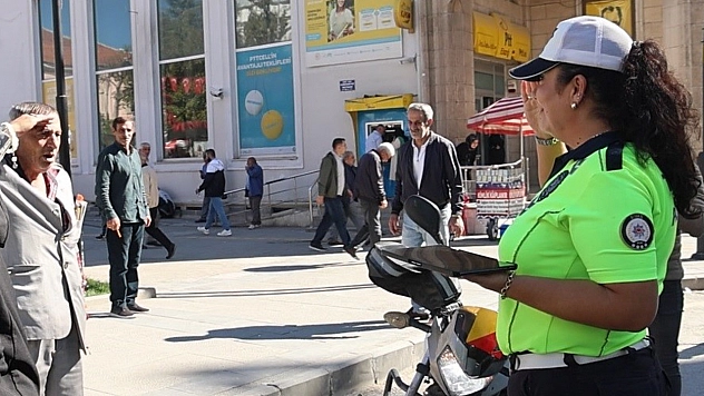Elazığ'da Kadın polise 'Komutanım' diyerek tekmil verdi