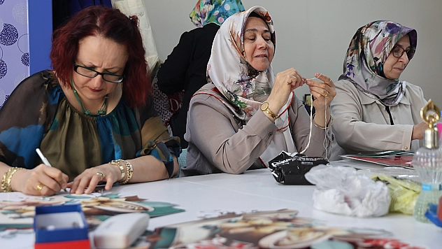 Elazığ'da kadınlar el sanatlarıyla hem sosyalleşiyor hem üretime katkı sağlıyor
