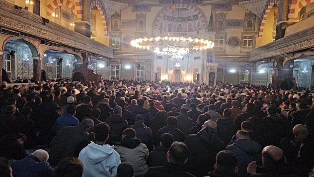 Elazığ'da Kadir Gecesi'nde camiler doldu taştı