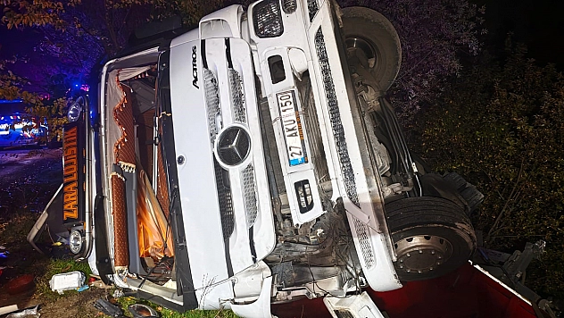 Elazığ'da kamyon devrildi: 1 yaralı