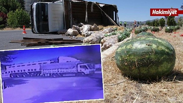 Elazığ'da kamyon devrildi karpuzlar yola saçıldı, ekipler ve vatandaşlar yardıma koştu
