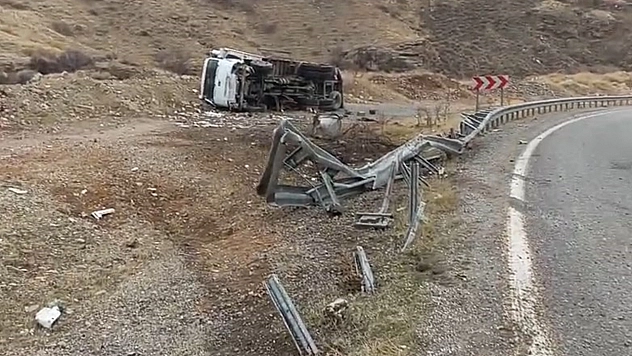 Elazığ'da kamyon devrildi