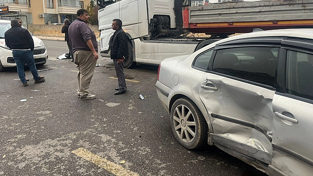 Elazığ'da kamyon otomobile çarptı!