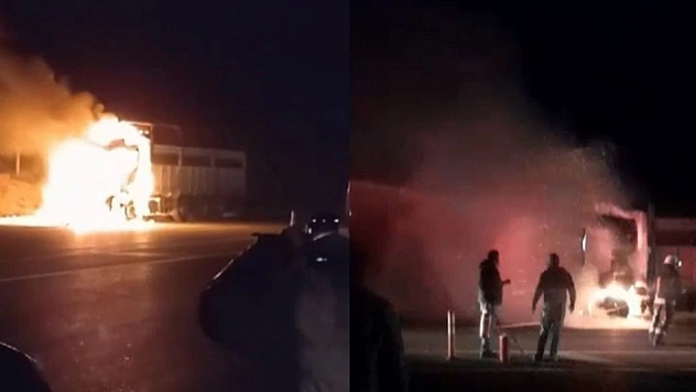 Elazığ'da Kamyonet Yangını Geceyi Aydınlattı