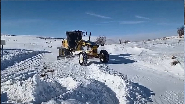 Elazığ'da kapalı köy yollarında çalışmalar sürüyor
