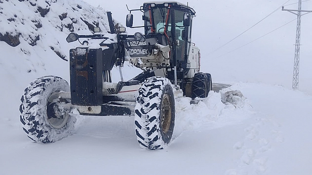 Elazığ'da kapanan köy yolları için çalışmalar devam ediyor