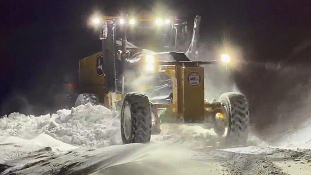Elazığ'da kapanan köy yolları için çalışmalar sürüyor